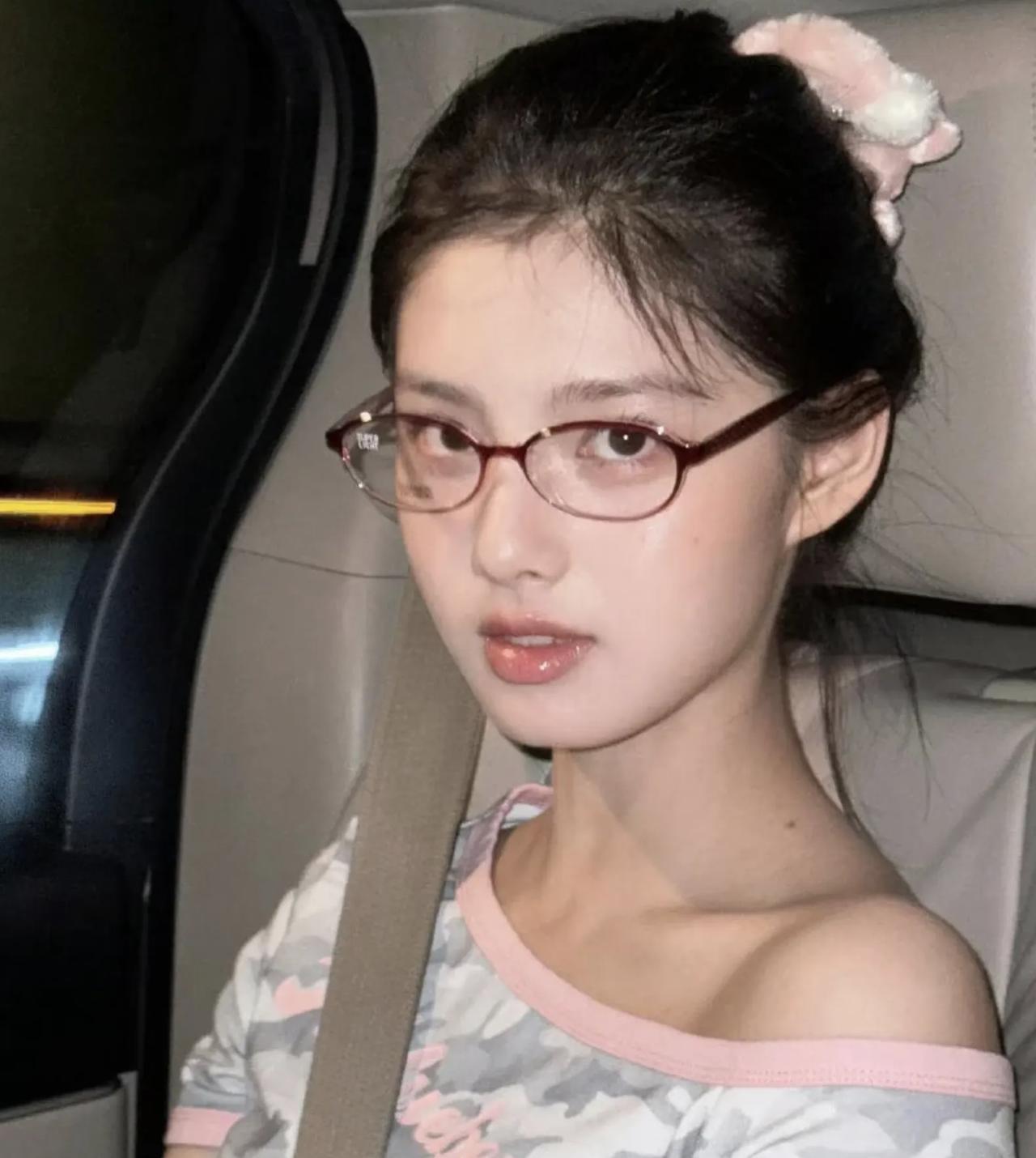 看来黄杨钿甜的230万高价耳环事件闹得人尽皆知同样是05小花艾米就学聪明了在