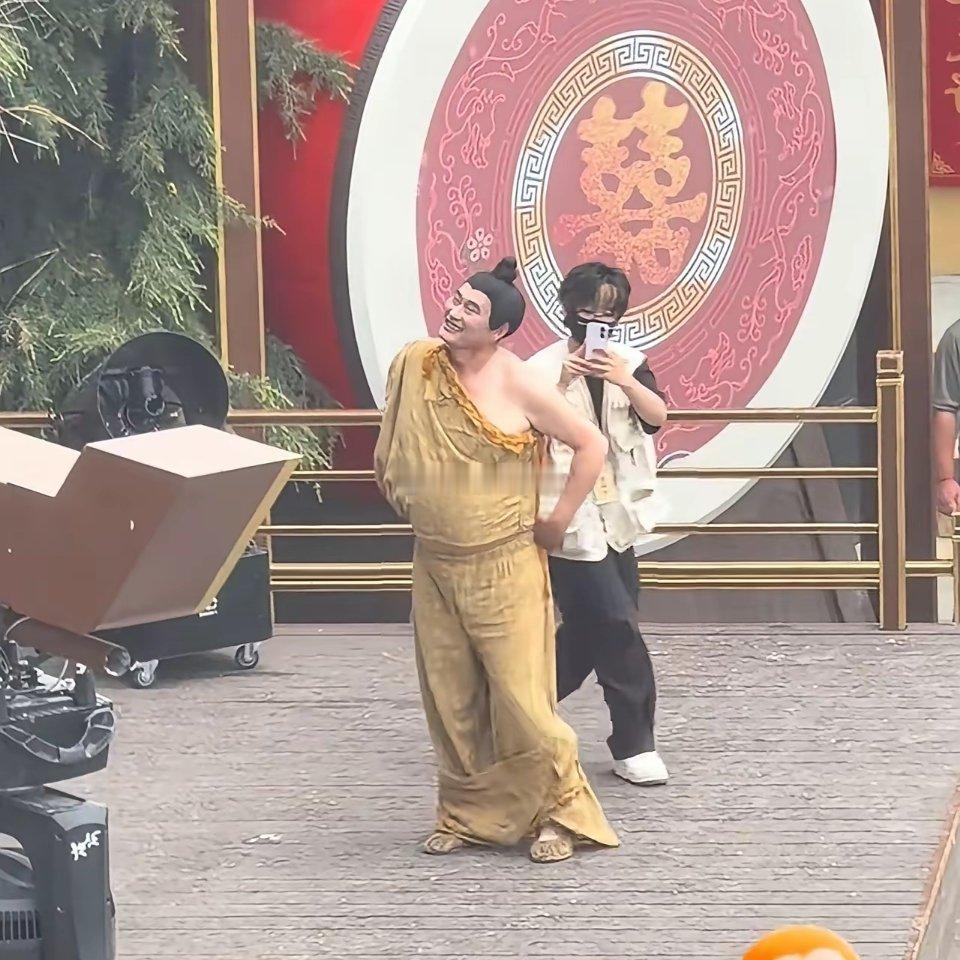 我们朴实忠厚的南天门大将军在舞台上裤子不小心掉了