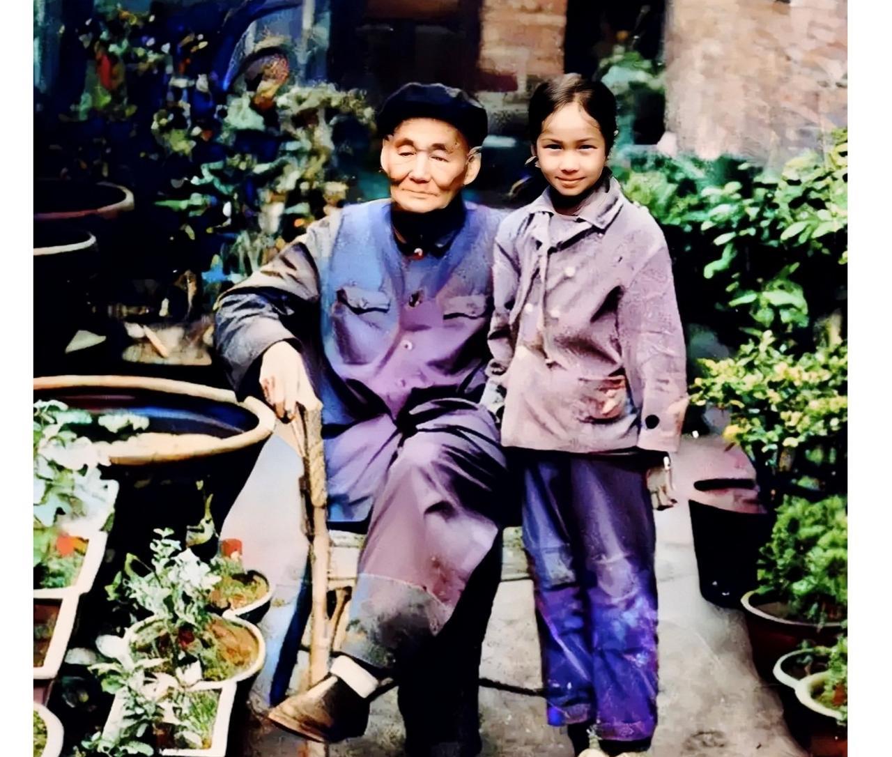 这是1976年，小女孩与她姥爷在自家院子里的合影。当年清纯可爱、笑容甜美的她，如