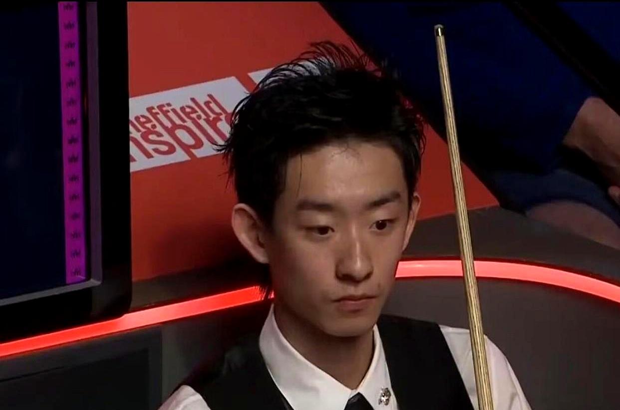 一颗黑球，值一个决赛名额。16-16的关口，连呼吸都生硬。吴宜泽在连救两个