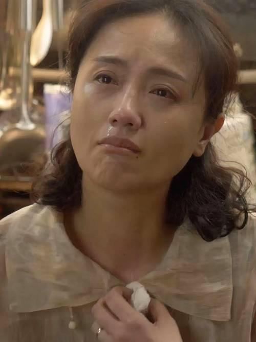 孙先生说，4月中那会儿在《造城者》现场，朱媛媛穿着复古工装，妆还是那么讲究。可她