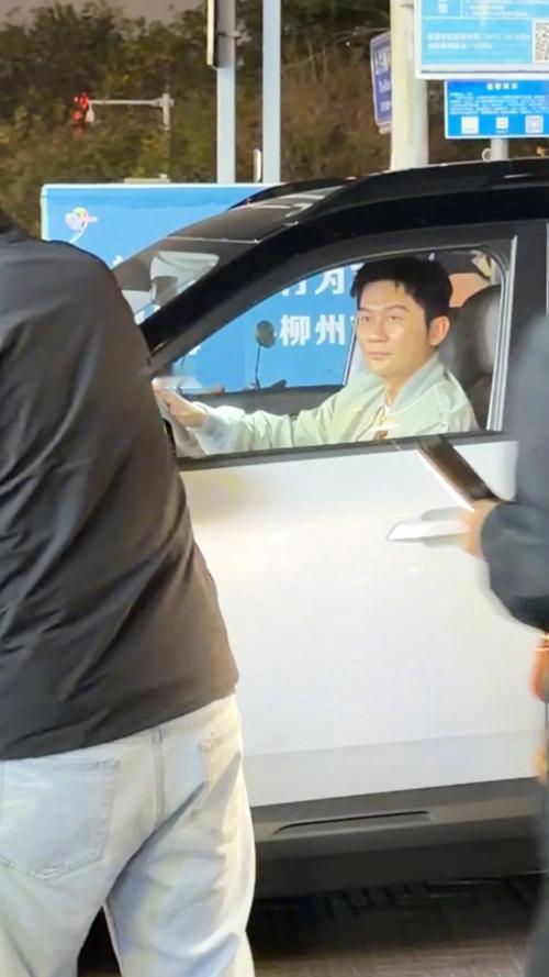 李晨真会吃！网友在柳州街头小店偶遇，他正埋头“嗦”一份加肉加蛋的炒螺蛳粉，还特意