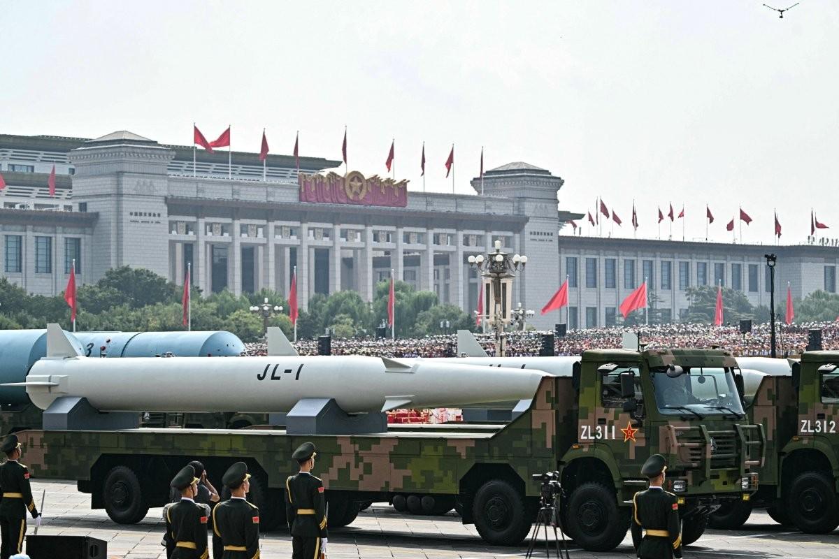 央视专题片放出重磅画面，轰-6N战略轰炸机机腹挂载一枚大型导弹，两架歼-20隐身