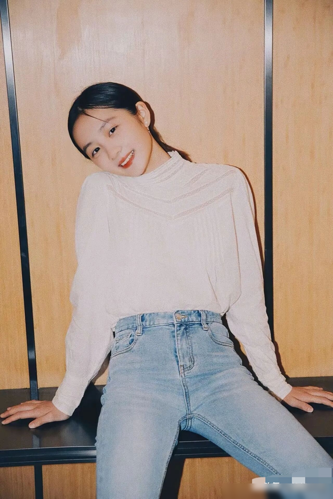 黄多多在纽约大学拍短片，黄磊转头就把小女儿推出来了。大号练到一半，发现路人缘盘不活，干脆换号重练。黄