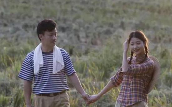 1972年，21岁的知青李文忠救起一名11岁的落水女孩，当女孩醒来睁开眼睛看到她