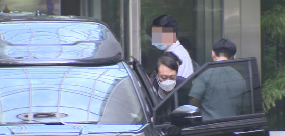 金建希坐轮椅出院，准备接受调查啥？总统夫人金建希竟然坐着
