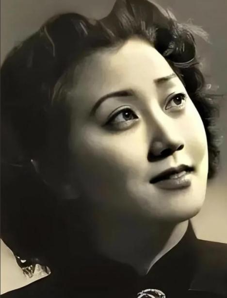 2012年，蒋英在北京逝世，葬礼十分隆重，她的遗体上覆盖着鲜红的党旗，可是，却有
