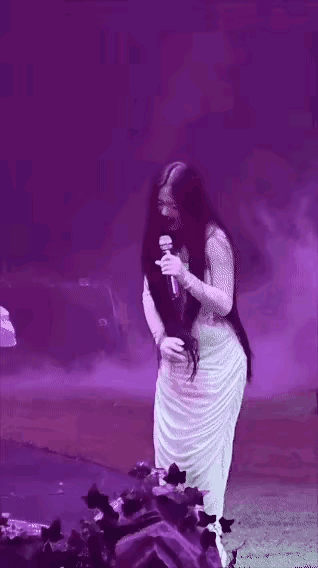 我的天呐！这究竟是“跳大神”，还是所谓的行为艺术啊！单依纯在深圳演唱会上演唱《