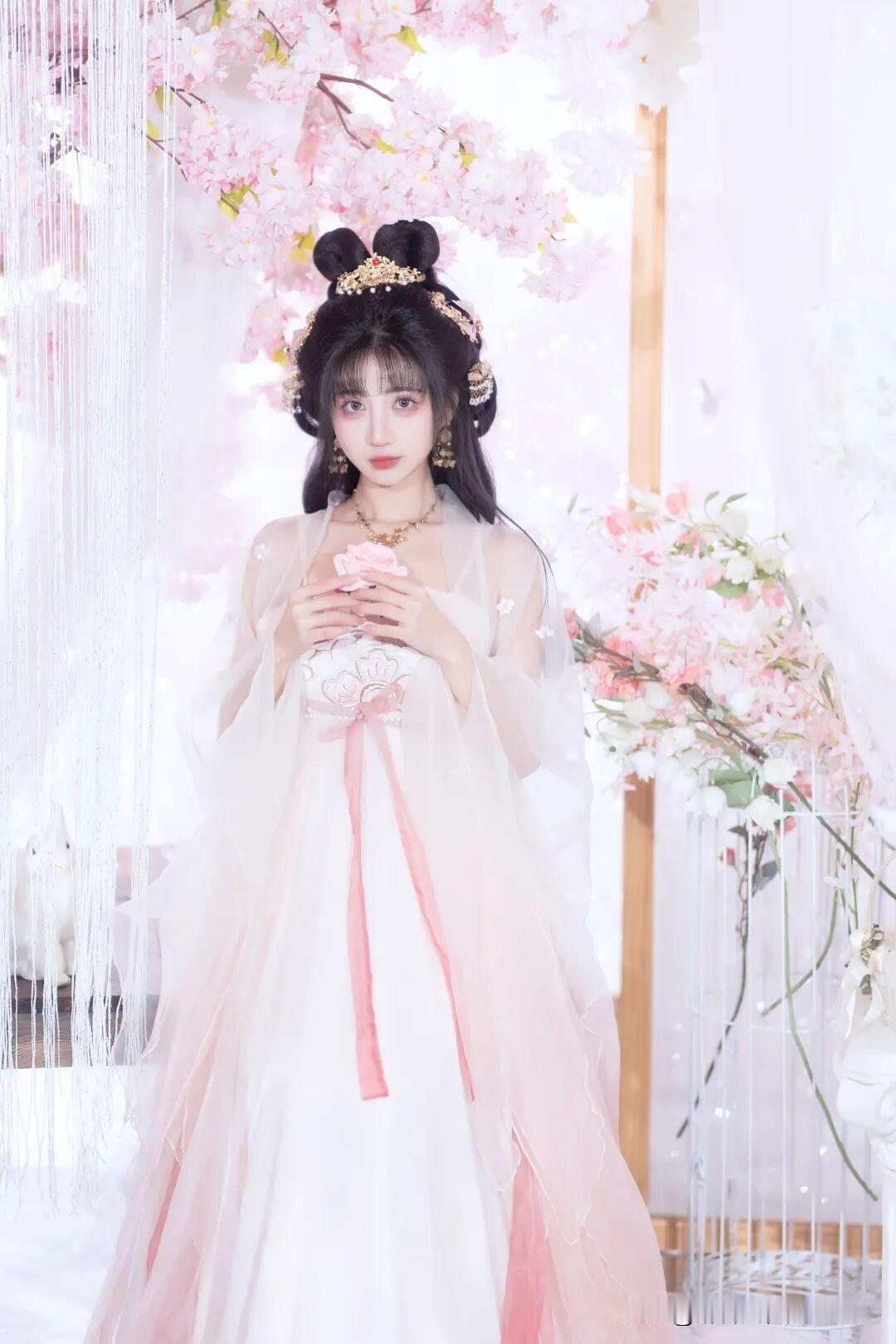 花间美人笑，春风醉红尘。花间仕女图