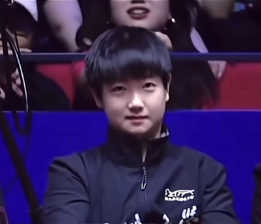 莎莎不化妆，不打扮，没有脂粉，没有染发和美甲，更没有大波浪，但莎莎就是那种清