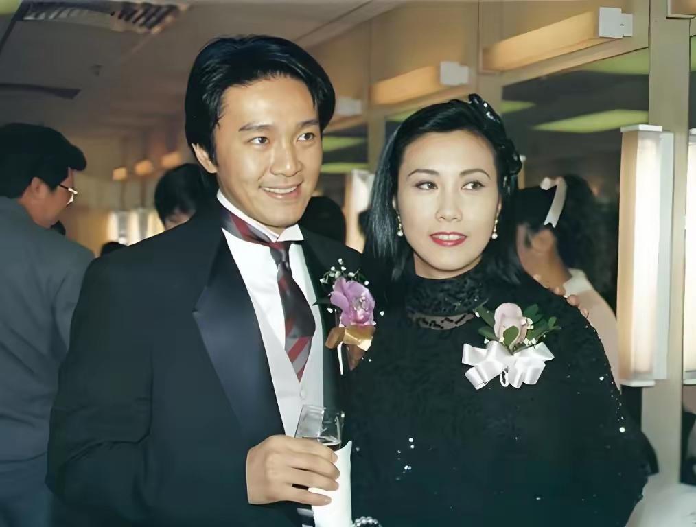 笑得很开心，90年代的一张珍贵照片。那时候真年轻。还记得他俩吗？