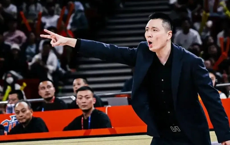 卢伟的日子不好过啊！上海男篮本赛季的投入可谓不小，夏天引进张镇麟、古德温、弗格