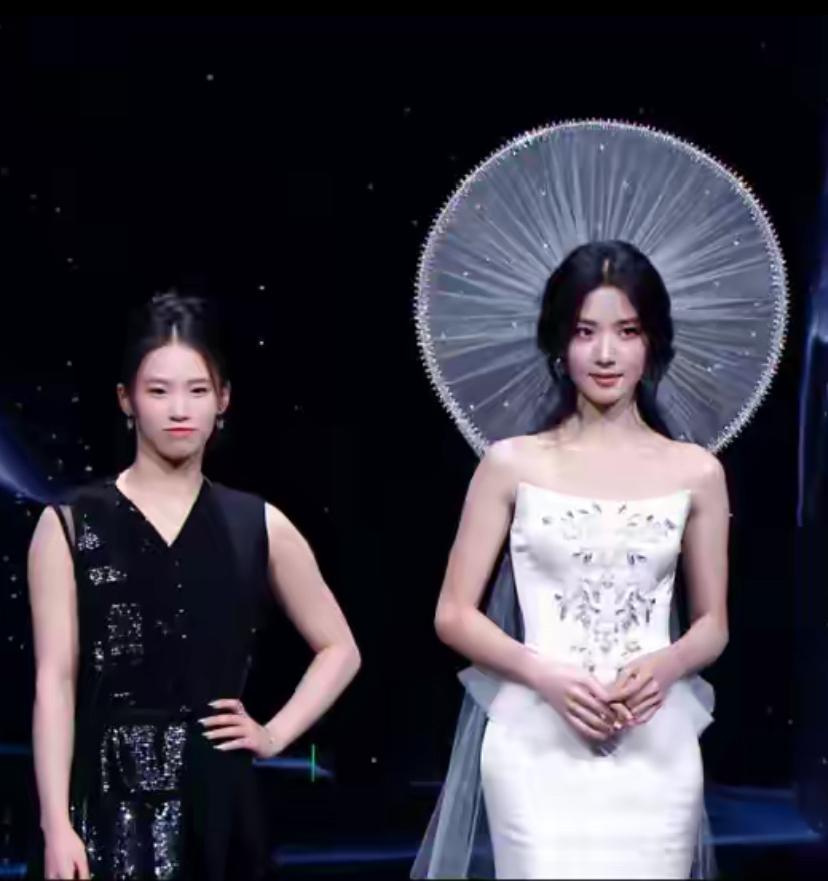 看陈芋汐和卢昱晓的同框，才知道普通人和明星的差距有多大卢昱晓呢，一直被网友嘲脸