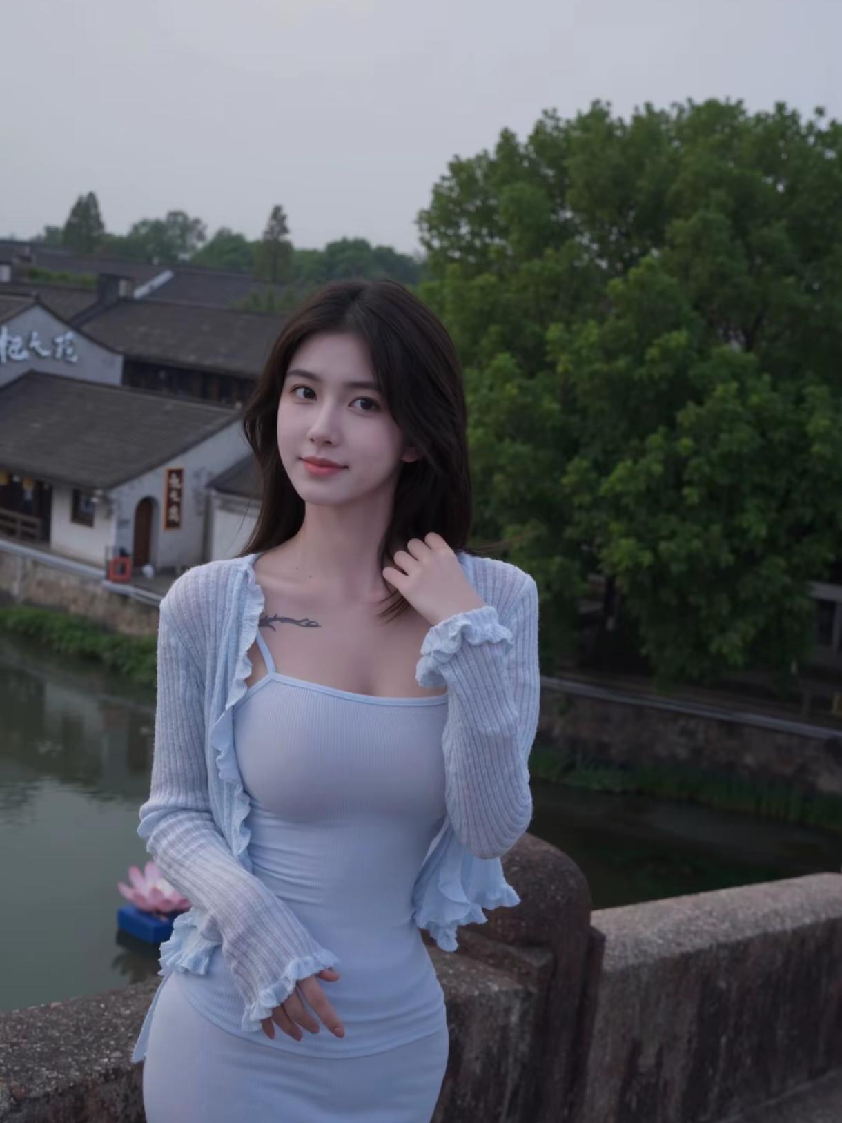 浅灰贴身上衣＋高腰短裙，把好身材悄悄藏进自然里🌿就爱往绿意满满的地方跑，穿