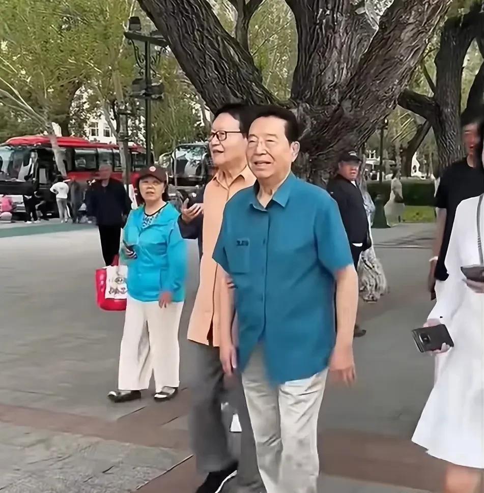 看著名歌唱家李双江太年轻了，走路轻盈一点不像86岁的老人，我要到80岁能走路就知