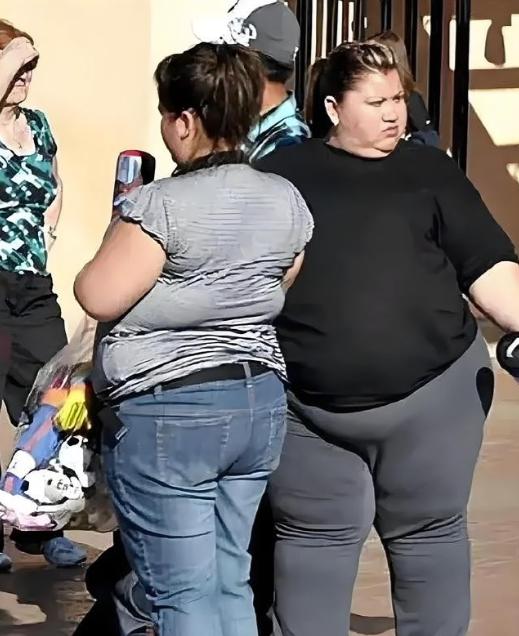 在美国，你要是看到一些体态肥胖，屁股大并且满身是肉的人，放心那大概率是穷人；而看