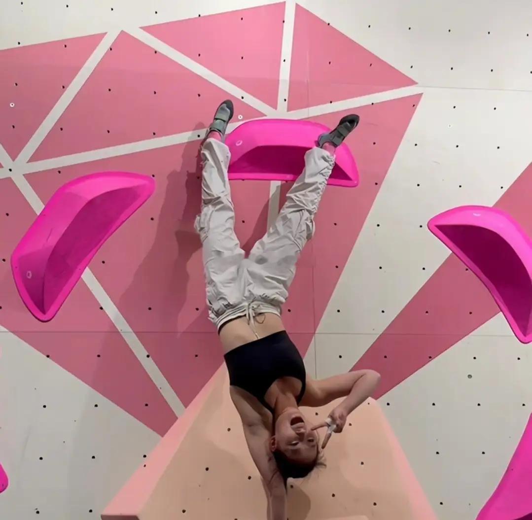 陈芋汐攀岩时身姿矫健，倒立动作更是坚实有力，每一处肌肉线条都透着力量感，不愧是世