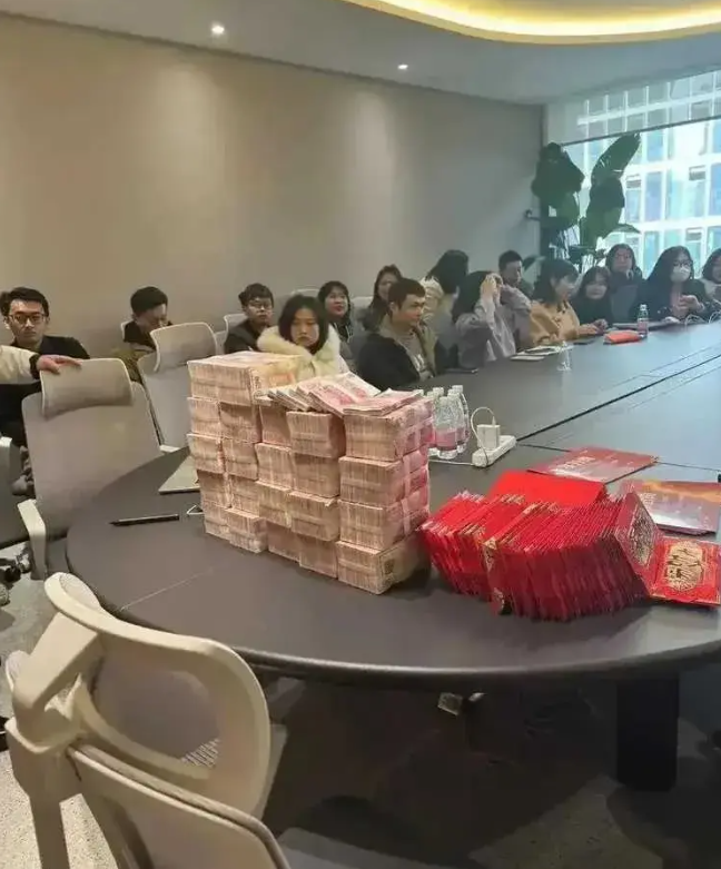 这些员工的表情有点格格不入啊！！