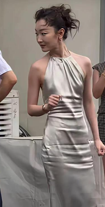 周冬雨官方身高1米62体重仅38公斤说是骨瘦如柴也不为过，她身着一袭银色挂脖缎