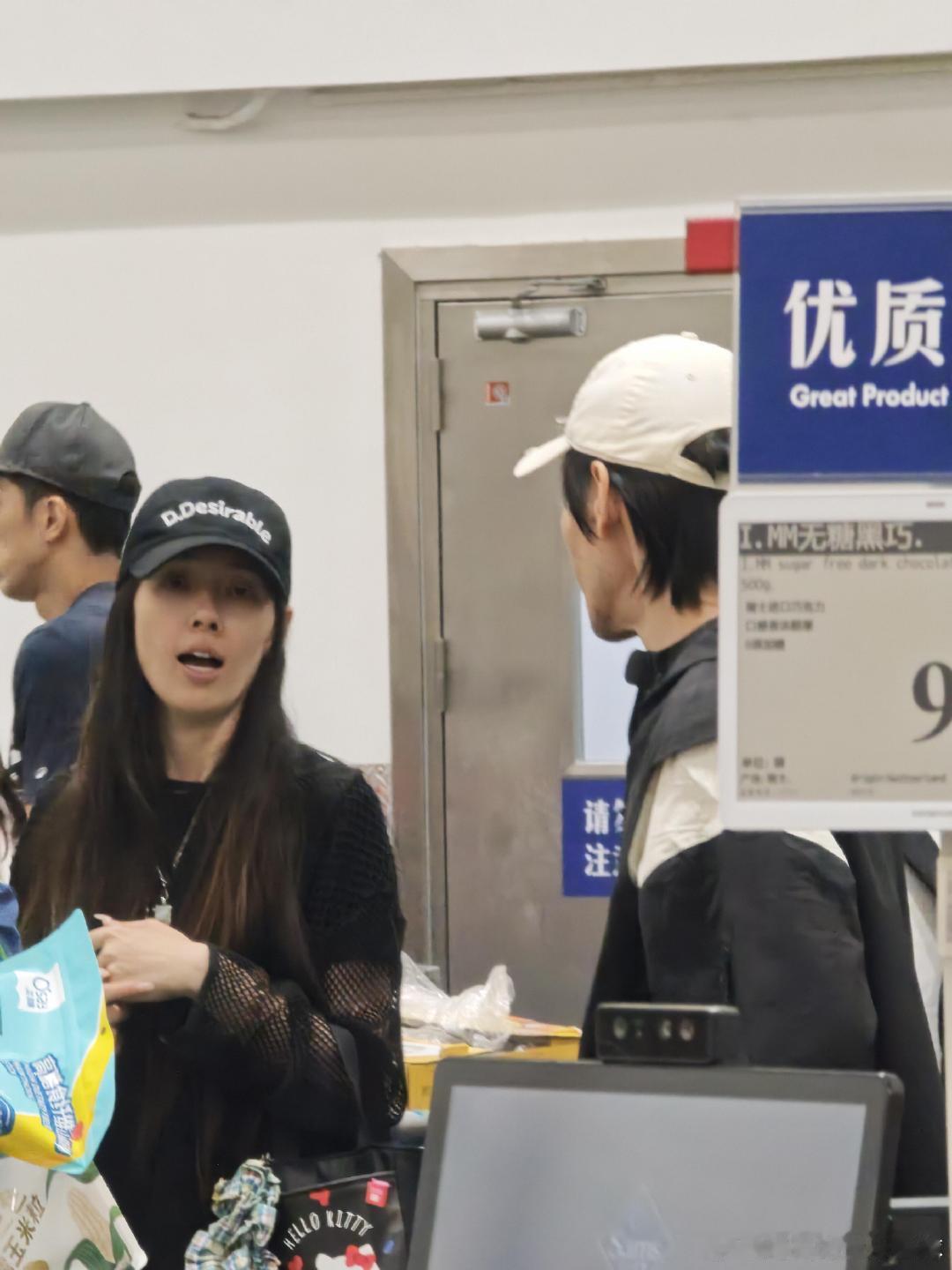 偶遇向佐郭碧婷逛超市线下实拍向佐郭碧婷山姆采购日常，穿搭都很低调，不刻意避人，大