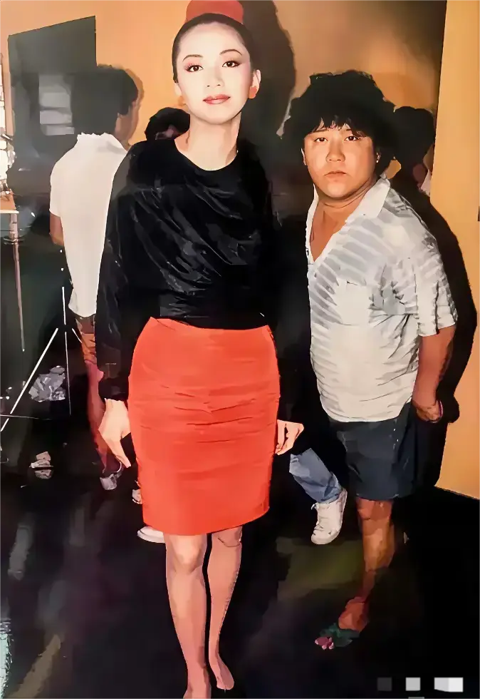 一张老照片，拍摄于1988年，右边的男士是年轻时候的曾志伟，而左边的这位女士是谁