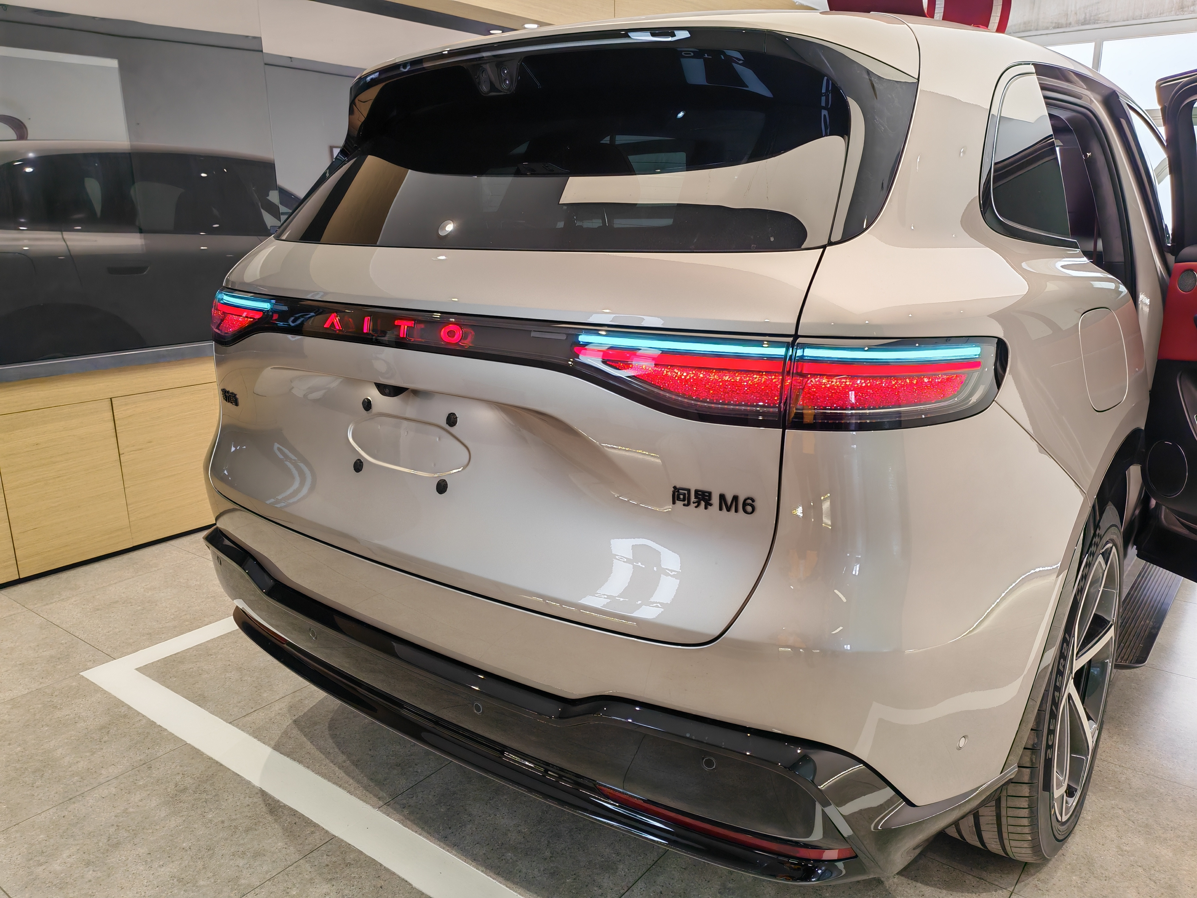 问界M6我改主意了，放弃两驱选四驱纯电，多花两万是不是冤大头。