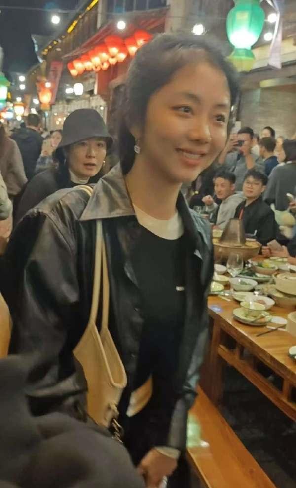 最近谭松韵去参加戏剧节了，她这回搭配了一身黑色的衣服，看起来特别的酷。谭松韵