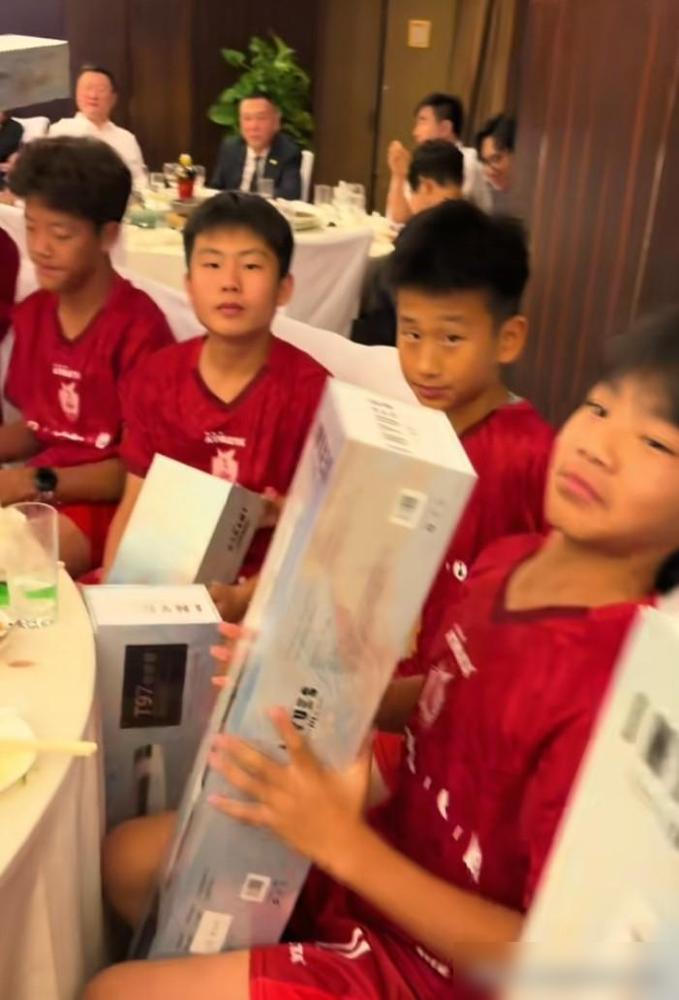 足球小将获赠价值3000多元电吹管。这事是在他们的庆功宴上发生的，演奏家刘家
