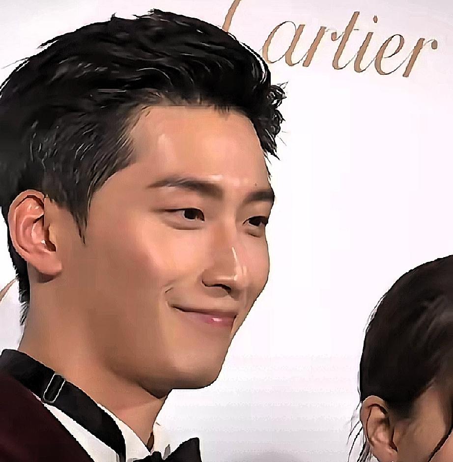 何超莲这一开口，直接把“豪门爱情”的剧本改高级了！哪是什么婚前协议防着窦骁，根本