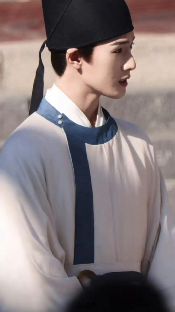 谁被李昀锐的古装造型狠狠戳中了？！他的古装物料直接惊到，清冷温润的气质配上飘逸古