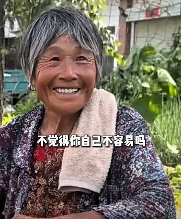 “看哭了”！河南，一名年轻小伙在路上偶遇一位七十二岁的老奶奶，老人骑着破旧的三轮