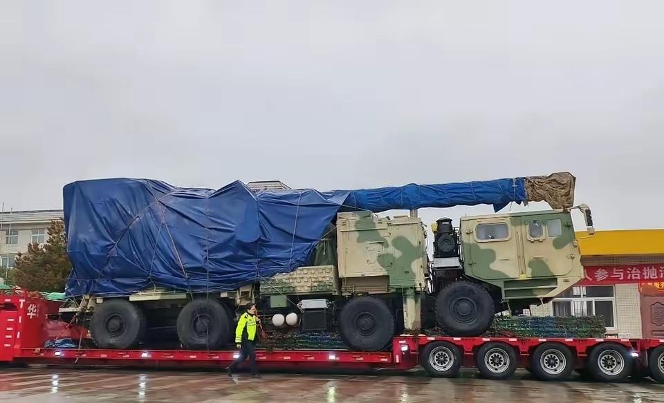 有人说是203毫米超级大炮，有人说是车载电磁轨道炮，也有人说看到头部是吊车[捂脸