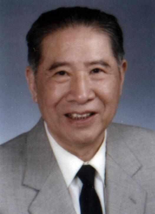 陈先原名陈章华，1919年12月生于浙江宁波，2018年9月1日在北京逝世，享年
