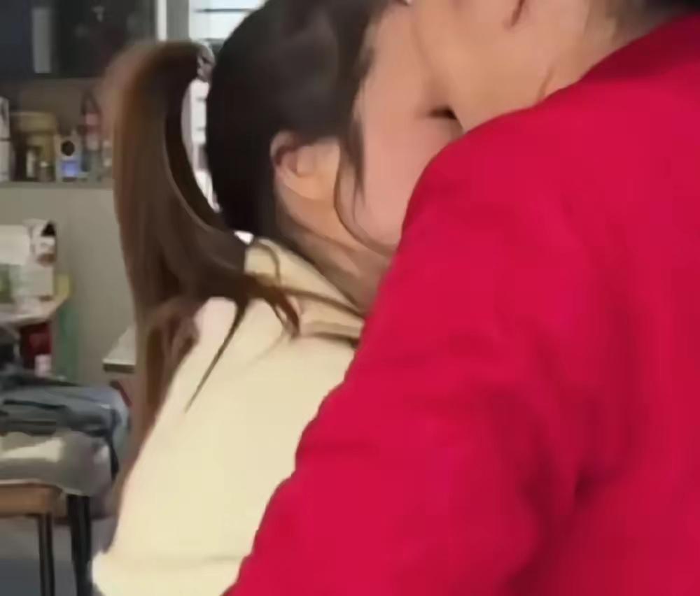 泪目！湖南,一名女子因为丈夫出轨,两人走到离婚,她在民政局办完手续回到家,收拾行