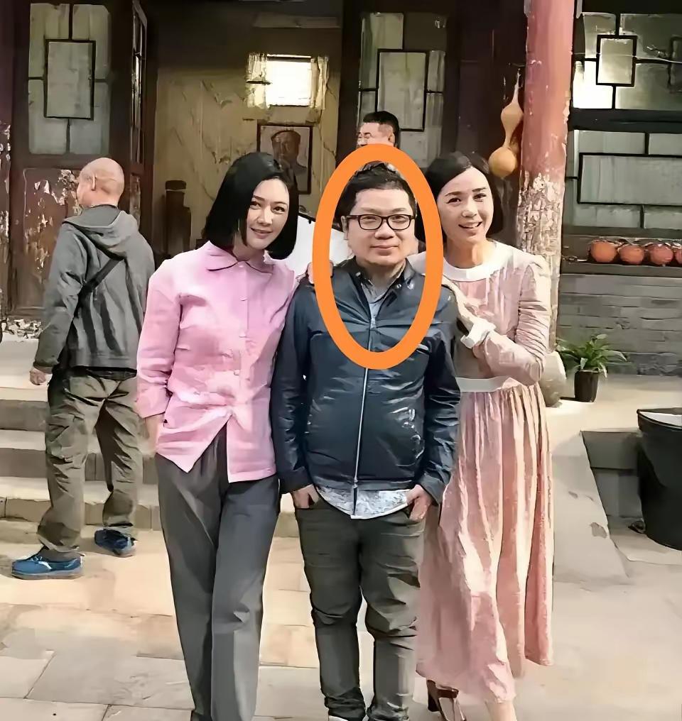 中间这位是谁？他凭啥独站C位，他带着眼镜，身高很低，有没有1米五左右，站在两位