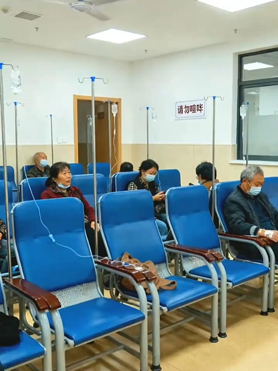 四川巴中，一男子去医院门诊看病，医生给他开2天4次输液，由于医院门诊输液区位置不
