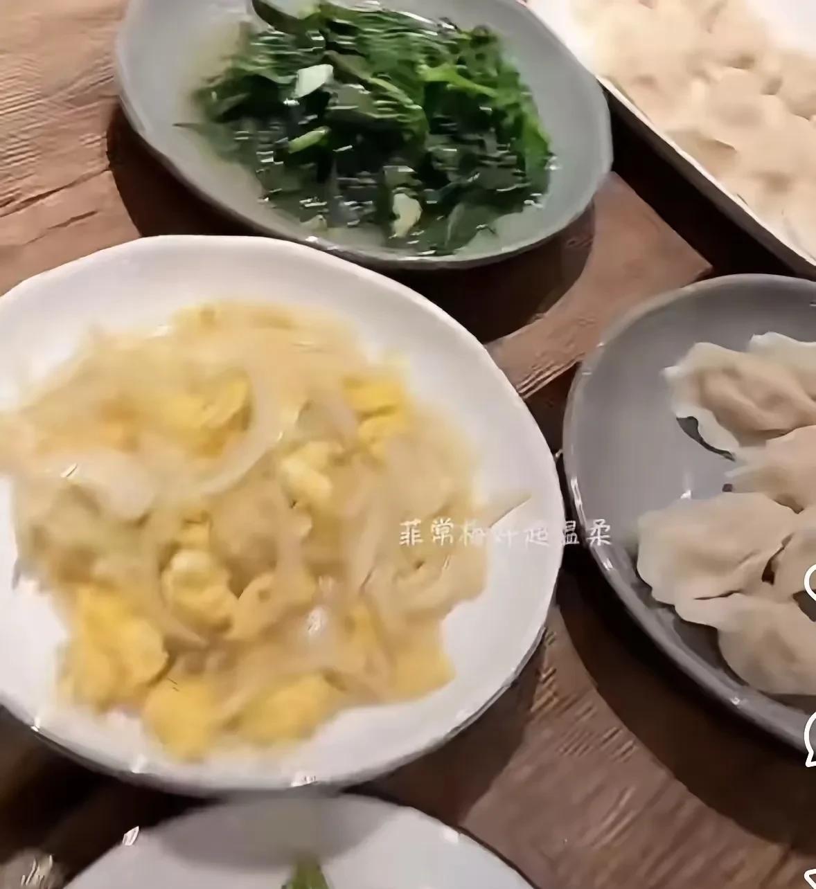 小梅今天发了自己的午餐照，她告诉大家今天这一餐我们吃的简单一点，吃的清淡一点。下