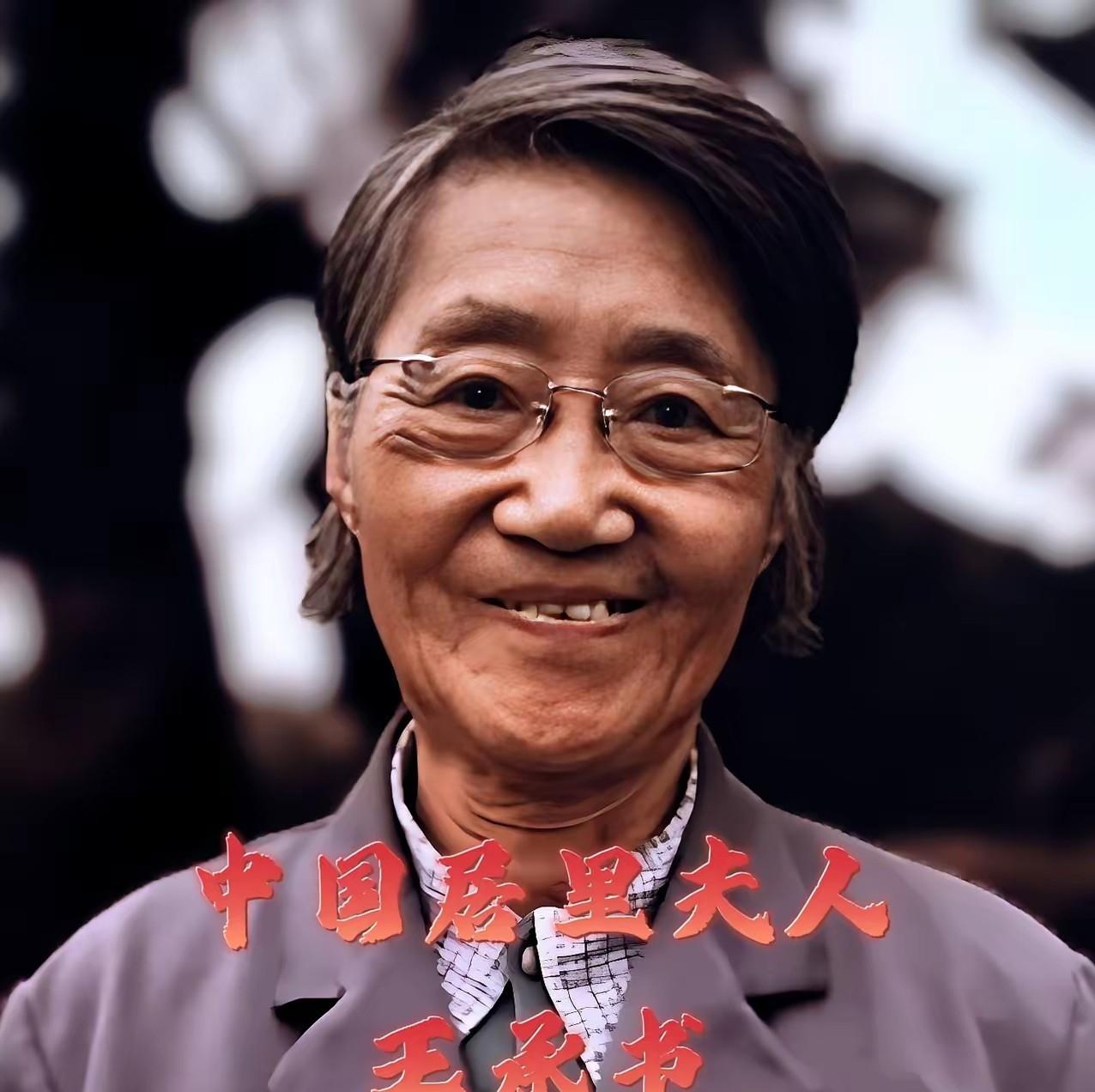 她当场放弃美国籍，拽回被扣儿子，美国工作人员拦住她一家，6岁的儿子被拦在一边：“