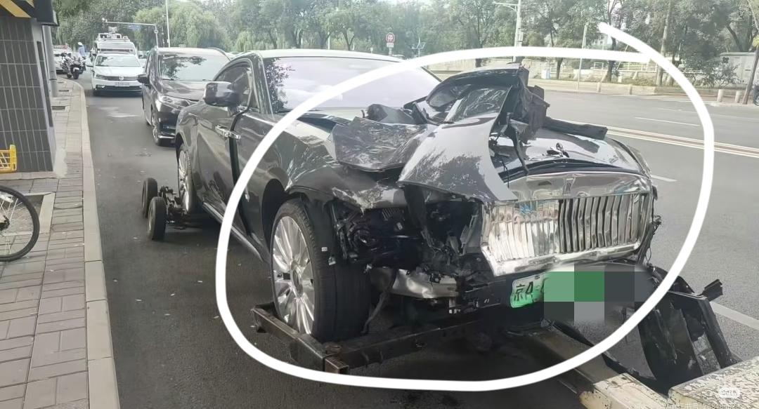 下午知名车评人陈震在道路上逆行？这个车道线画得很清楚啊！不至于走错吧！据称陈震