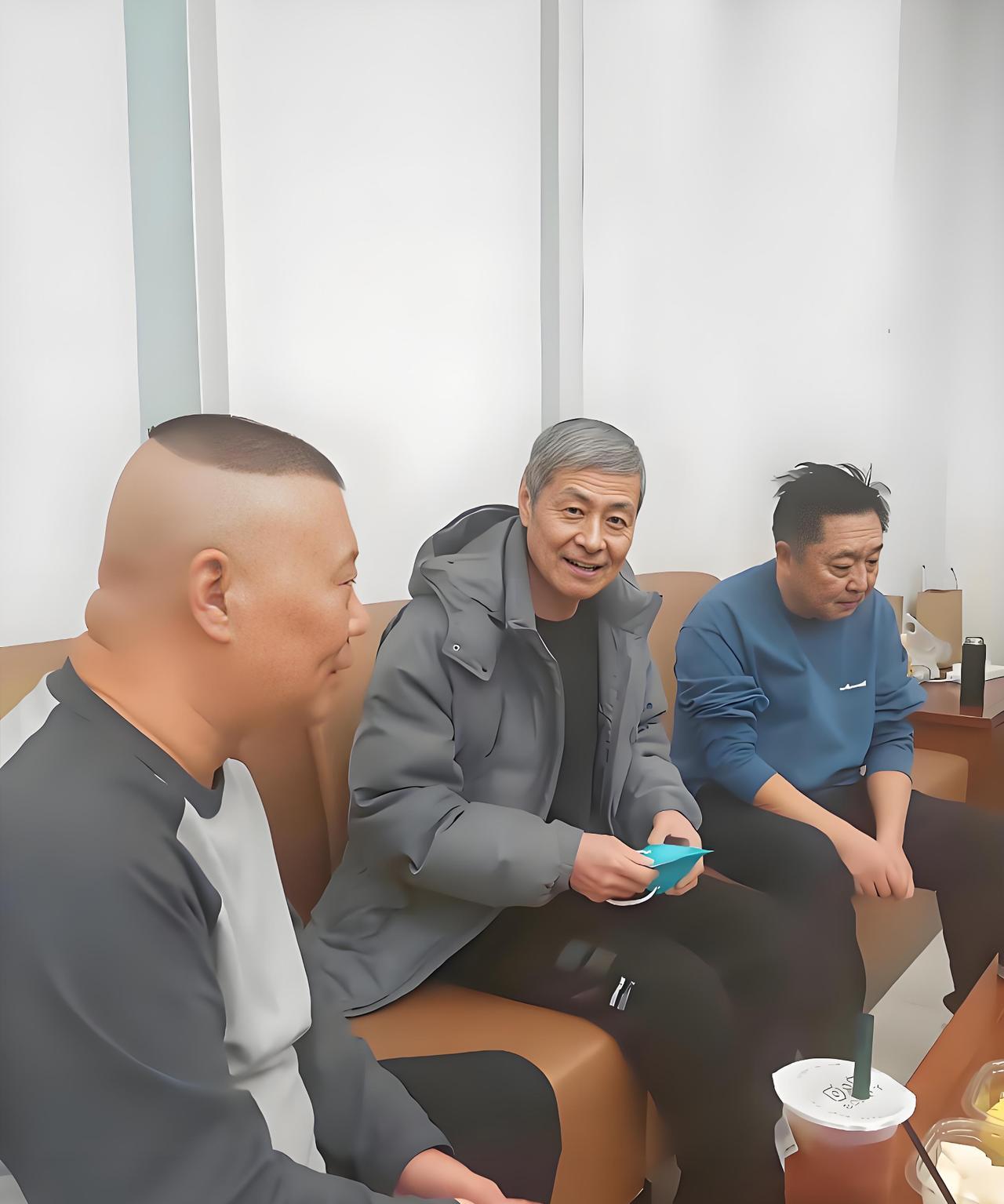 眼前的三位，都是当今相声界，家喻户晓的风云人物，我一眼就认出了左右两侧的帅哥，他