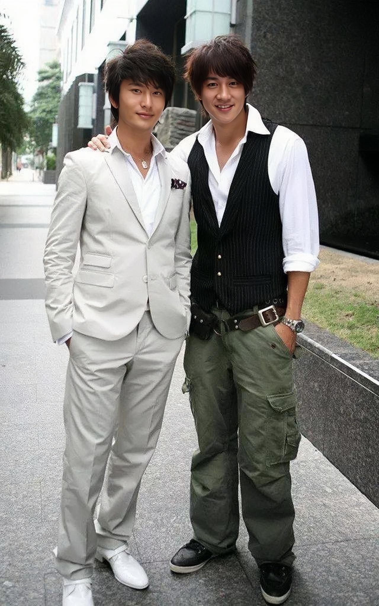 2009年，黄晓明与何润东在拍电视剧《泡沫之夏》时的合影。这部剧，两人是主演