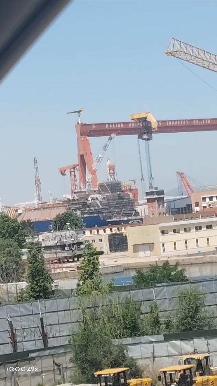 004近日侧面照片变化不大，舰首的两个大模块还没入坞图源B站烽火问鼎计划