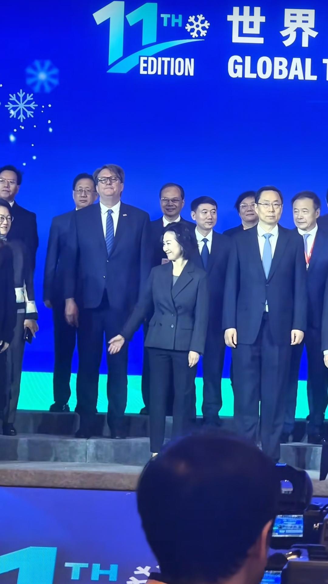 12月16日，在世界旅游经济发展论坛会上，嘉宾们要进行合影，何超琼女士参加合影活