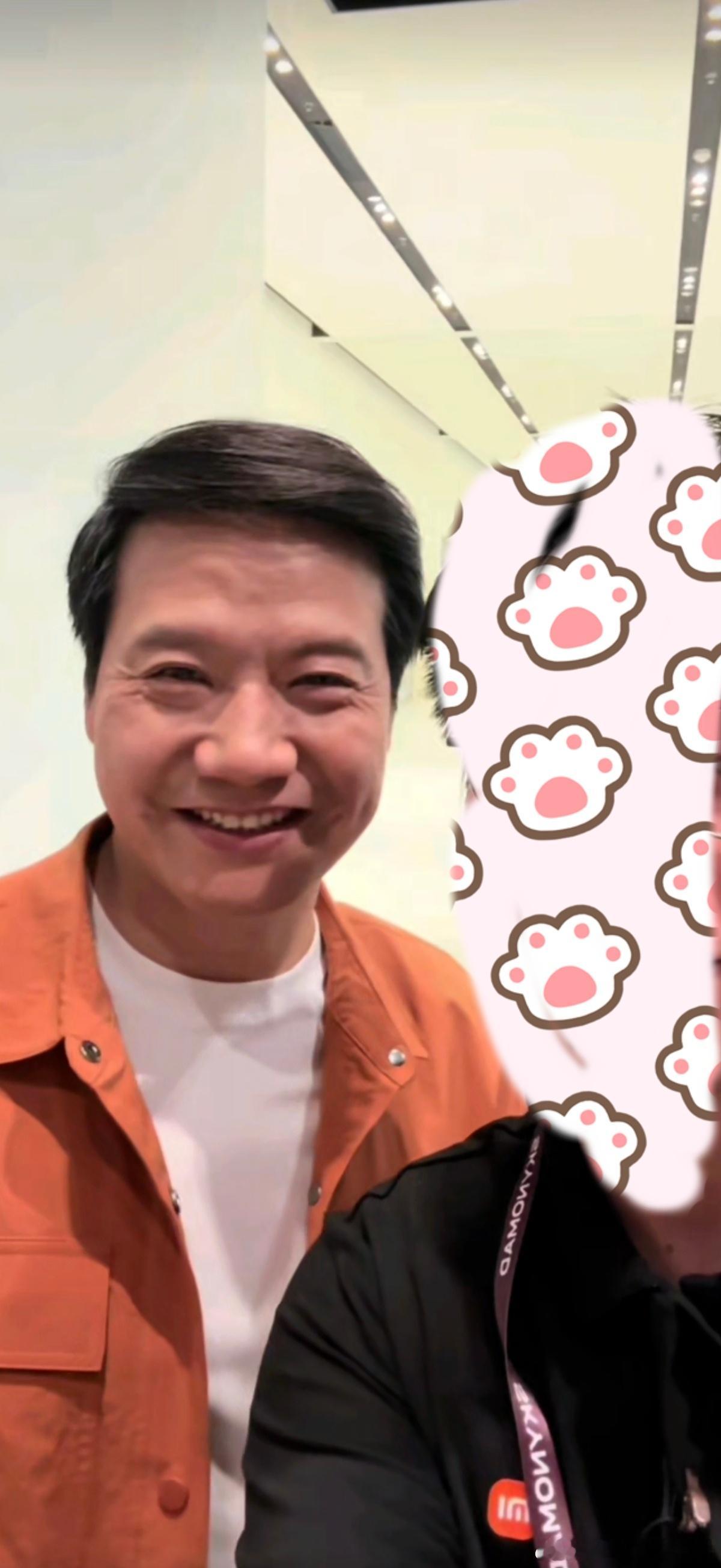 雷军近距离感受小雷的美颜暴击[大笑]​​​