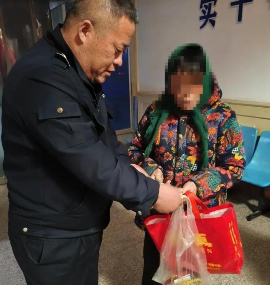 山东，一男子年底在家大扫除，看到旧冰箱太碍事，就直接卖个收废品的了，没想到，晚上