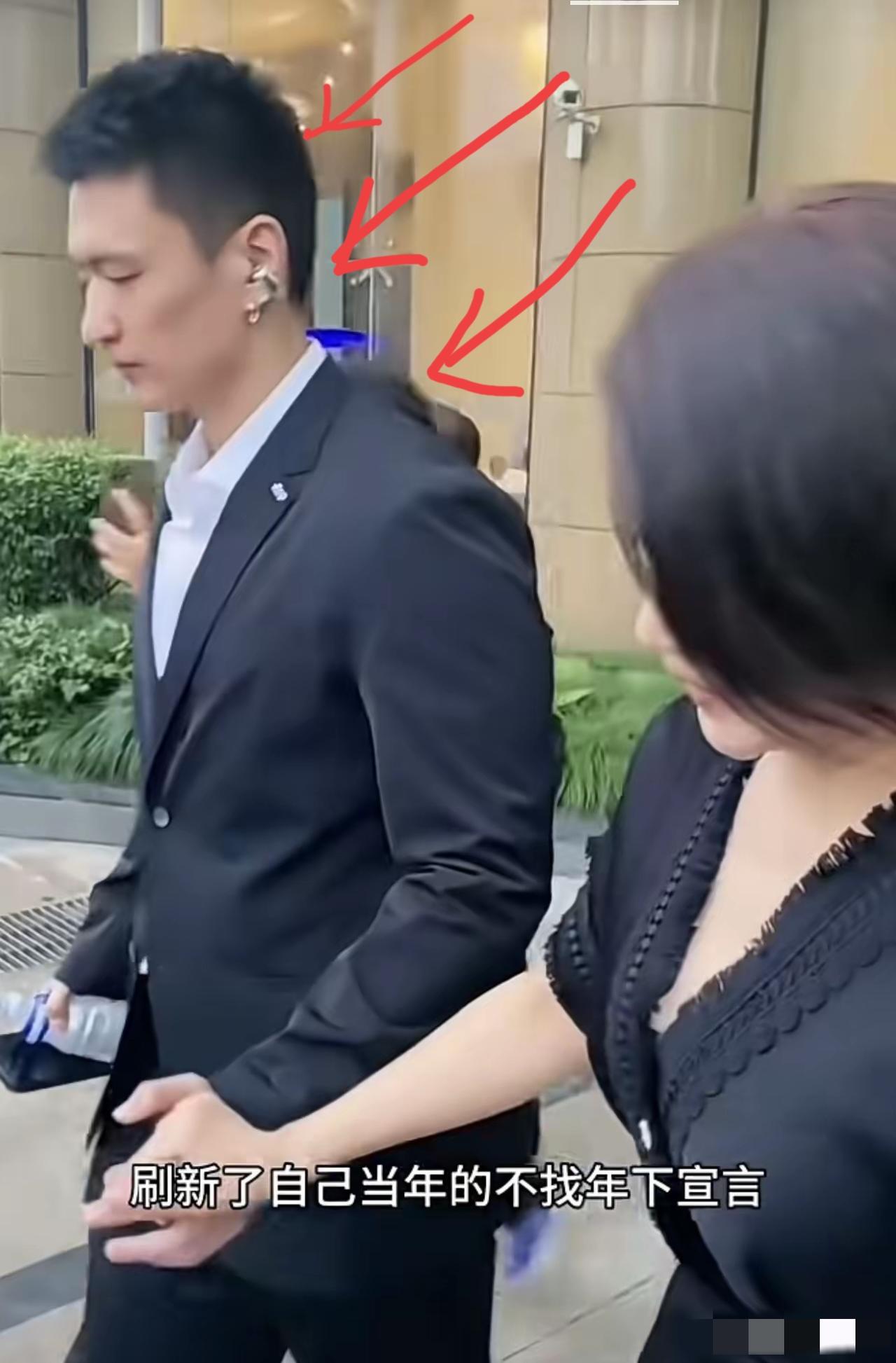 影后颜丙燕的小男友露脸了，挺帅的，以前打橄榄球🏉，现在据说在北电读大二，导演与