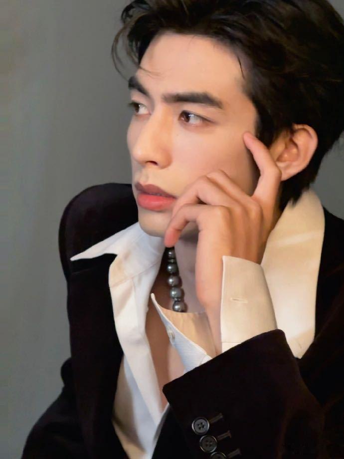 宋威龙最抓人的从不止优越长相，演技一直在悄悄进步，靠微表情撑起人物氛围感。平日里