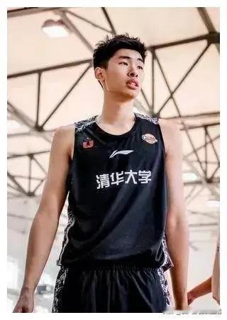 怪不得水亦诗当时跑到福建去做直播带货。原来她的丈夫邹阳当时在福建队打球。而且