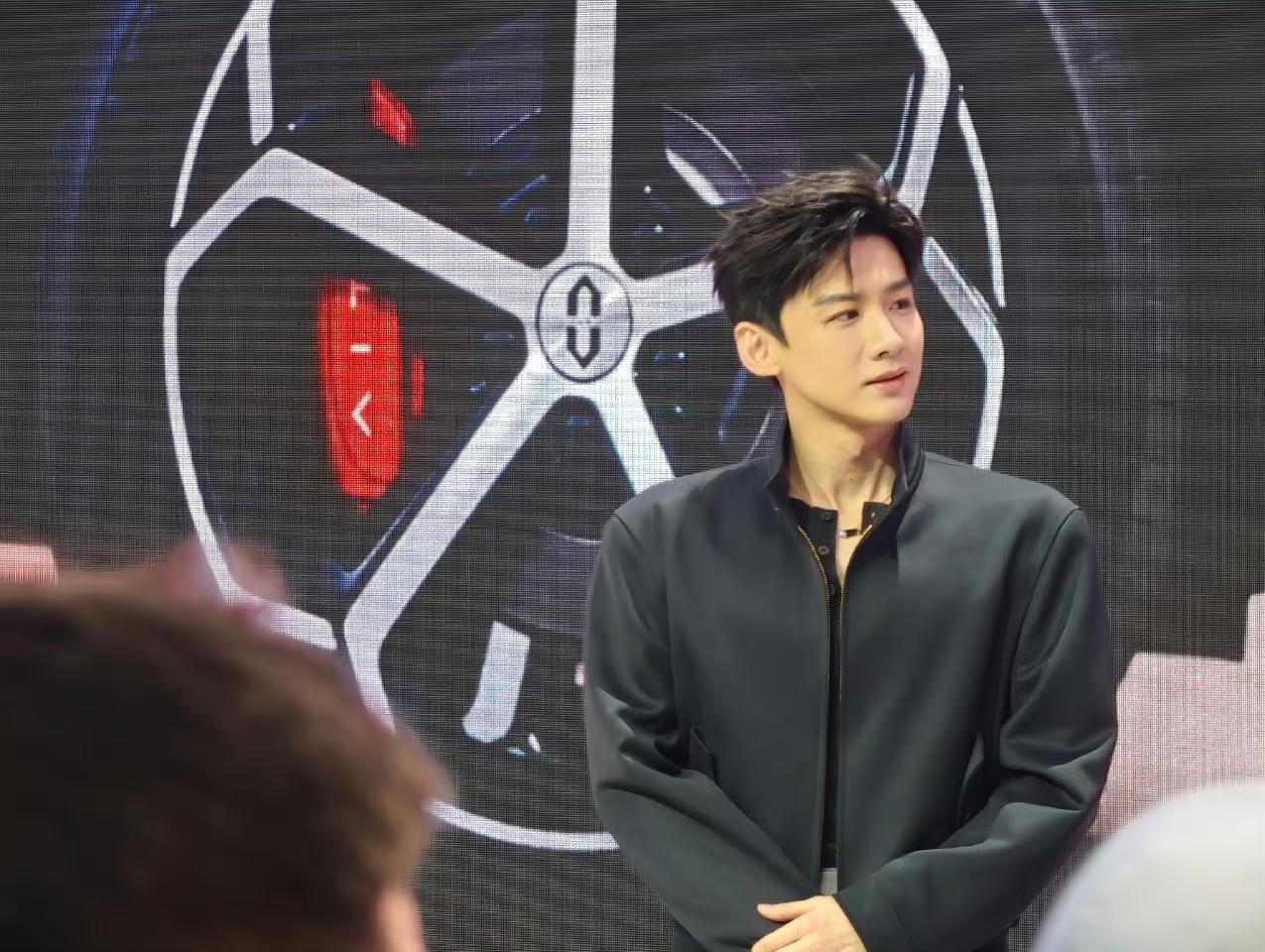 北京车展首日，问界展台直接被挤爆。4月24日，演员白敬亭以问界品牌挚友身份