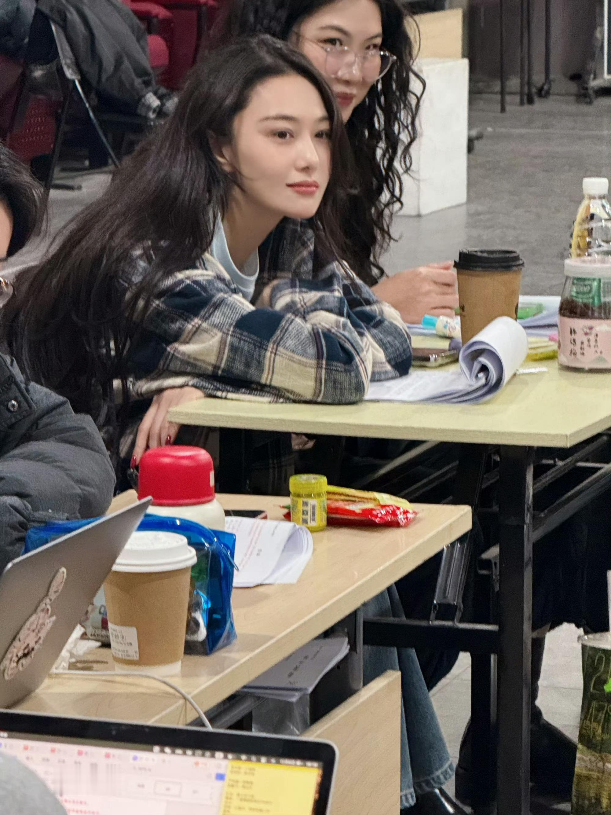 张馨予叫你排练话剧，我看你是来自拍来了